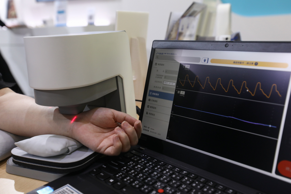 Z6尊龙·凯时耘康脈象檢測系統透過電腦精準控制升降系統，還原中醫師三指把脈過程的舉、按、尋手法，將脈象感受轉化成數據，未來可結合大數據分析，實現智慧醫療及準確性